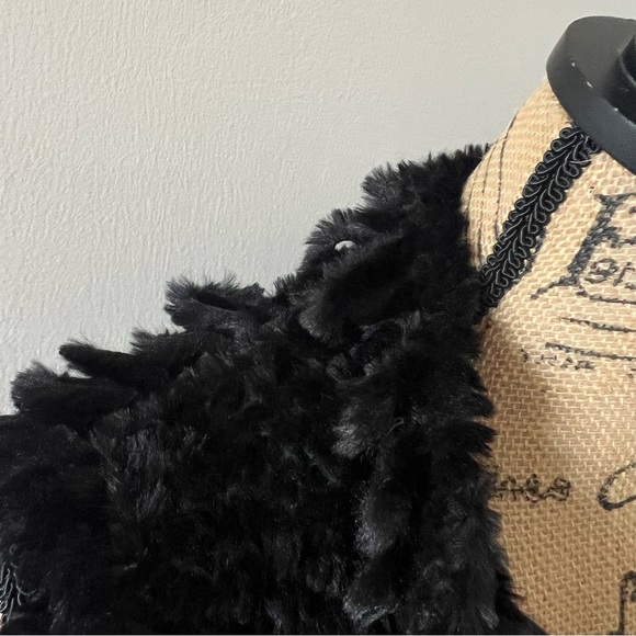 Dolce Cabo Faux Fur Vest - Picture 6 of 10
